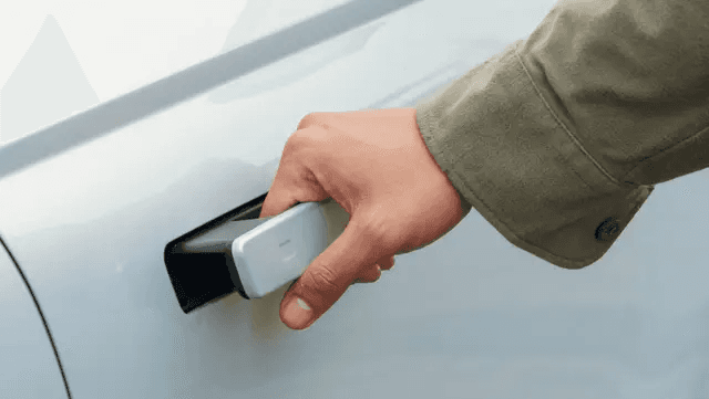 Retractable handles